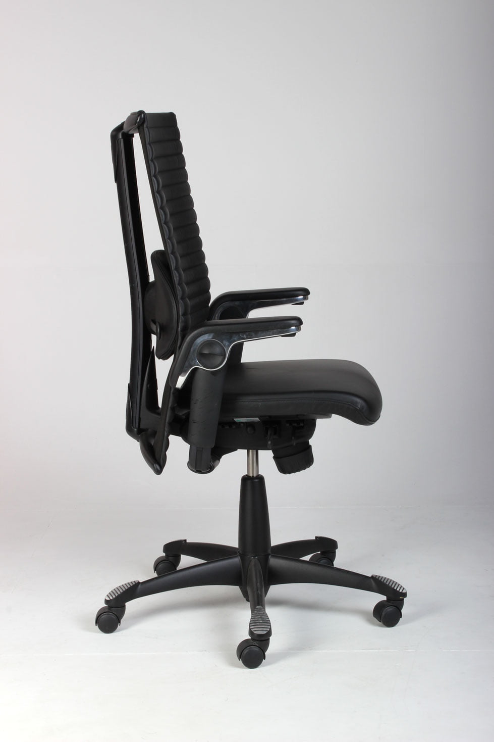 H09 kontorstol med armlæn, sort læder låne/udstillingsmodel)