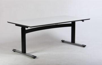 hvid og sort hæve sænkebord