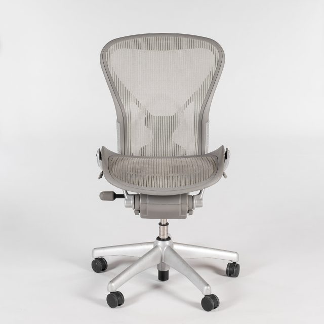 Herman Miller Aeron Chair Classic B lys grå pellicle